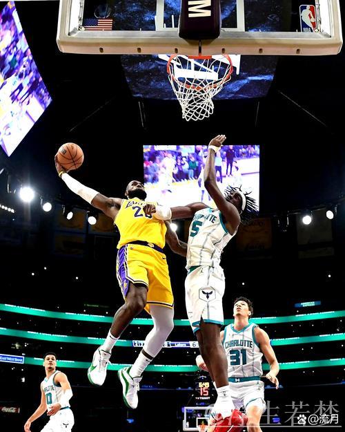 亚历山大单挑对手 突破急停跳投得分