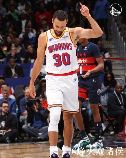 库里复出24分普尔空砍24分 勇士力克奇才4连胜