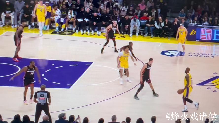 詹姆斯22+9关键时刻连得7分 湖人灭热火止连败